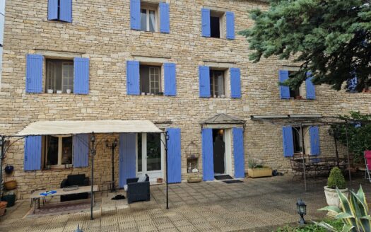 In the natural park of LUBERON, very nice 3-star Hotel-Restaurant, and an adjoining Bastide currently used as a dwelling. Very strong potential!