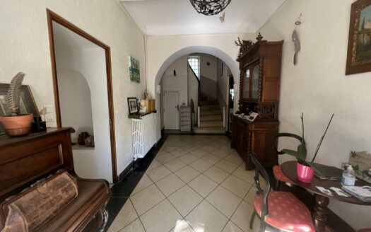 Wine estate made up of residential buildings, including a main bastide, farm buildings, land in kind with vines, woods, olive trees and truffle trees. The 18th century Provencal Ba