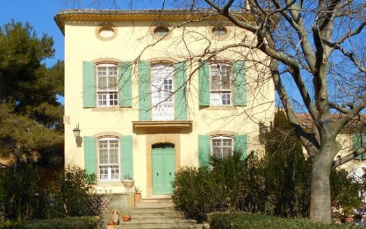 Wine estate made up of residential buildings, including a main bastide, farm buildings, land in kind with vines, woods, olive trees and truffle trees. The 18th century Provencal Ba