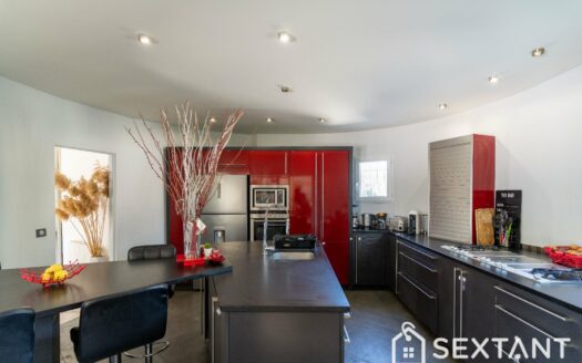 Single storey property with high rental income