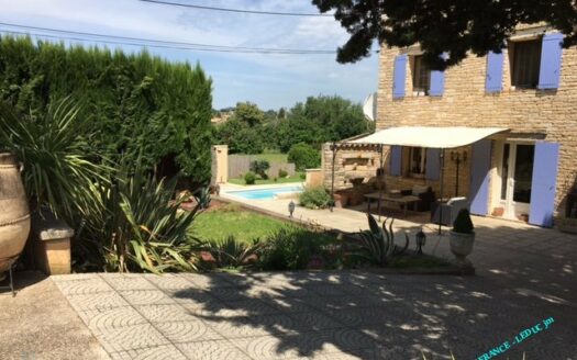 In the natural park of LUBERON, very nice 3-star Hotel-Restaurant, and an adjoining Bastide currently used as a dwelling. Very strong potential!