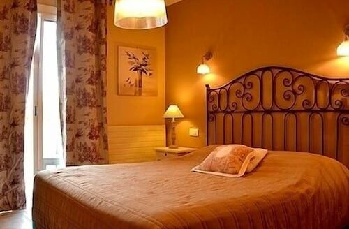 In the natural park of LUBERON, very nice 3-star Hotel-Restaurant, and an adjoining Bastide currently used as a dwelling. Very strong potential!