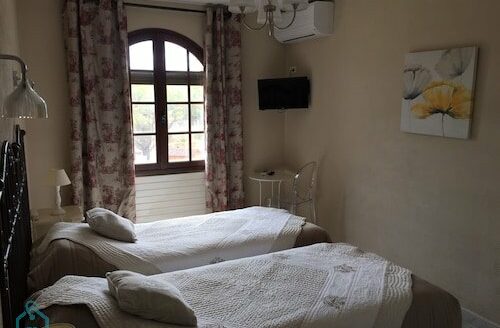 In the natural park of LUBERON, very nice 3-star Hotel-Restaurant, and an adjoining Bastide currently used as a dwelling. Very strong potential!