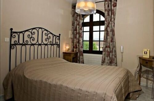 In the natural park of LUBERON, very nice 3-star Hotel-Restaurant, and an adjoining Bastide currently used as a dwelling. Very strong potential!