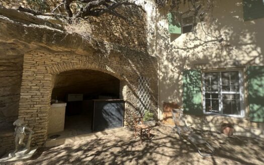 Wine estate made up of residential buildings, including a main bastide, farm buildings, land in kind with vines, woods, olive trees and truffle trees. The 18th century Provencal Ba