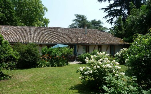 Sublime Le Duc Viollet style manor house with its vines