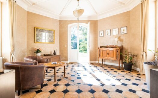 Sublime Le Duc Viollet style manor house with its vines