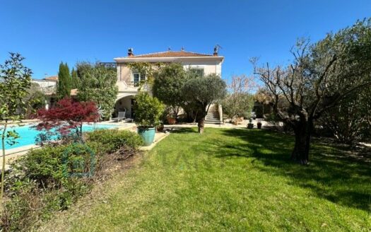 Property from 1950, renovated, 4 bedrooms, swimming pool, garage, gites