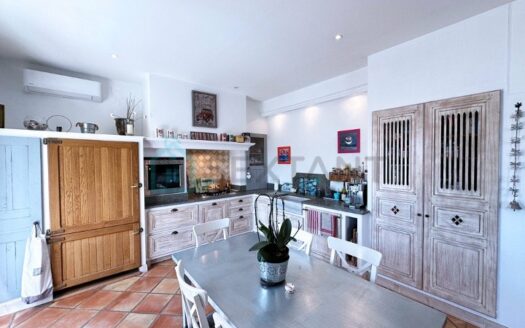 Property from 1950, renovated, 4 bedrooms, swimming pool, garage, gites