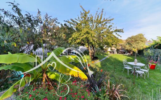 Less than 10 minutes walk from the port of Croisic and the beach