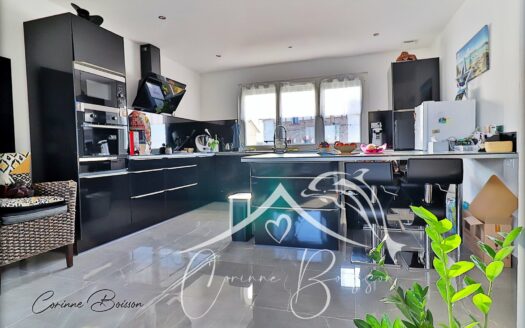 Less than 10 minutes walk from the port of Croisic and the beach