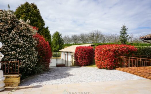 Exceptional luxury property made up of three separate buildings decorated with a magnificent swimming pool.