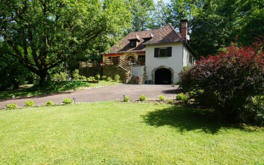 Charming Perigourdine residence nestled on the heights of a medieval village.