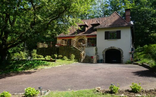 Charming Perigourdine residence nestled on the heights of a medieval village.