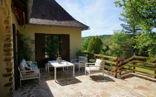 Charming Perigourdine residence nestled on the heights of a medieval village.