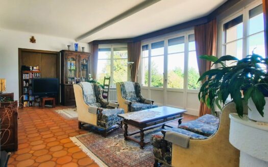 Large House of Character – 338m² – 14 rooms – 10 bedrooms – land of 1747 m²