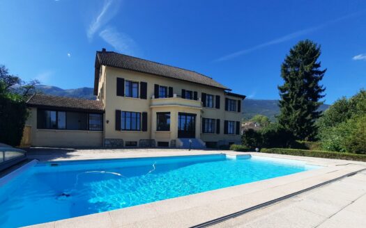 Large House of Character – 338m² – 14 rooms – 10 bedrooms – land of 1747 m²