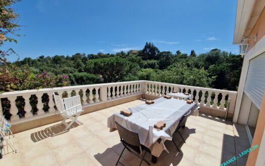 Beautiful Villa of 174m² with sea view, 600 m from the Golf de Beauvallon, 7 rooms