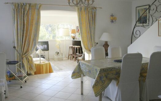 Beautiful Villa of 174m² with sea view, 600 m from the Golf de Beauvallon, 7 rooms