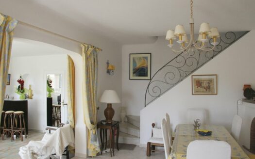 Beautiful Villa of 174m² with sea view, 600 m from the Golf de Beauvallon, 7 rooms