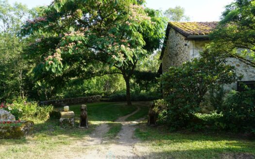 21-hectare estate, sublime with two ponds and surrounded by a lush forest nestled in the heart of the Périgord Vert natural park.