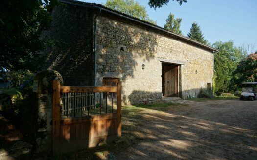 21-hectare estate, sublime with two ponds and surrounded by a lush forest nestled in the heart of the Périgord Vert natural park.