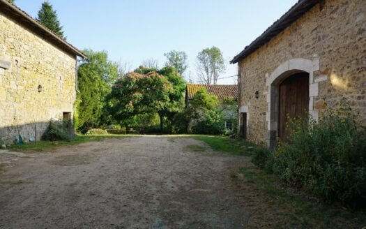 21-hectare estate, sublime with two ponds and surrounded by a lush forest nestled in the heart of the Périgord Vert natural park.