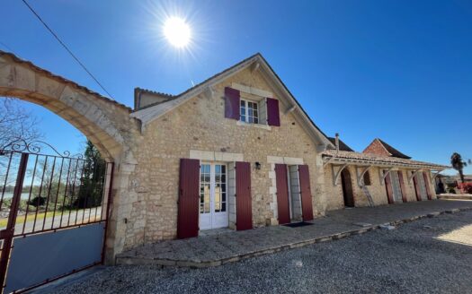 Character property with gites in "Périgord pourpre"