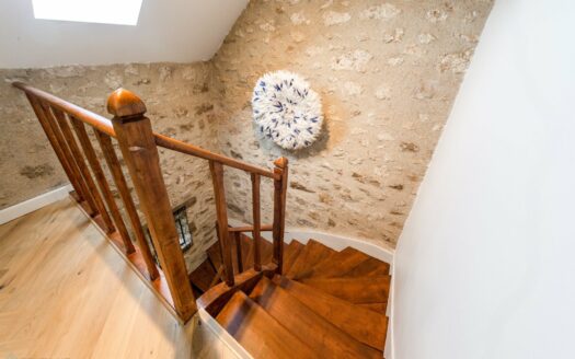 Exclusive: West of Fontainebleau and 35 minutes from Paris. Here is a house of character (200 m² floor space), in exposed stone, completely renovated in 2021.