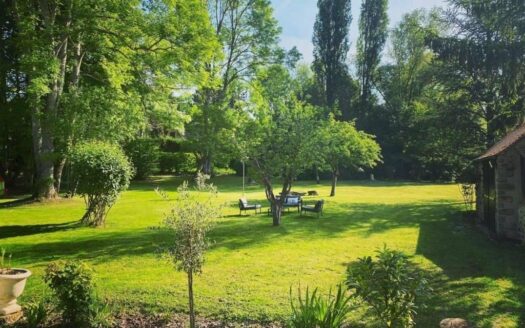 Exclusive: West of Fontainebleau and 35 minutes from Paris. Here is a house of character (200 m² floor space), in exposed stone, completely renovated in 2021.