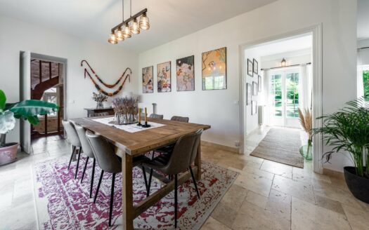 Exclusive: West of Fontainebleau and 35 minutes from Paris. Here is a house of character (200 m² floor space), in exposed stone, completely renovated in 2021.