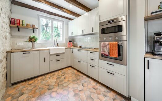 Exclusive: West of Fontainebleau and 35 minutes from Paris. Here is a house of character (200 m² floor space), in exposed stone, completely renovated in 2021.