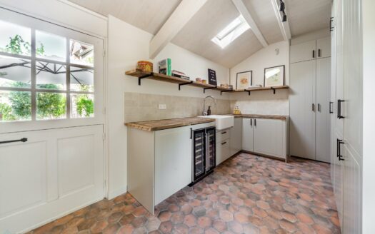 Exclusive: West of Fontainebleau and 35 minutes from Paris. Here is a house of character (200 m² floor space), in exposed stone, completely renovated in 2021.