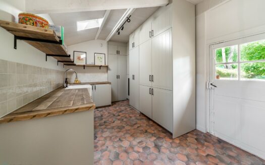 Exclusive: West of Fontainebleau and 35 minutes from Paris. Here is a house of character (200 m² floor space), in exposed stone, completely renovated in 2021.