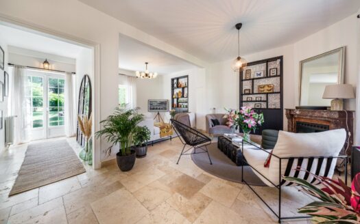 Exclusive: West of Fontainebleau and 35 minutes from Paris. Here is a house of character (200 m² floor space), in exposed stone, completely renovated in 2021.