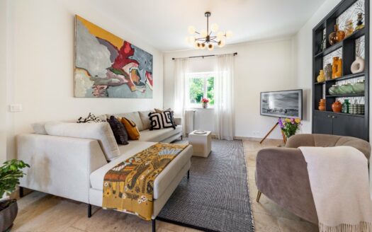 Exclusive: West of Fontainebleau and 35 minutes from Paris. Here is a house of character (200 m² floor space), in exposed stone, completely renovated in 2021.