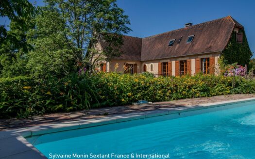 Superb Perigourdine nestled in a green setting