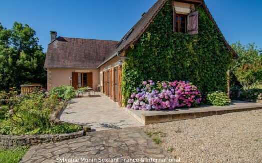 Superb Perigourdine nestled in a green setting