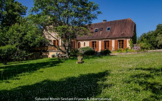 Superb Perigourdine nestled in a green setting