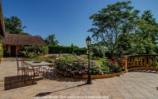Superb Perigourdine nestled in a green setting