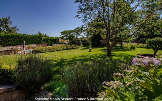 Superb Perigourdine nestled in a green setting