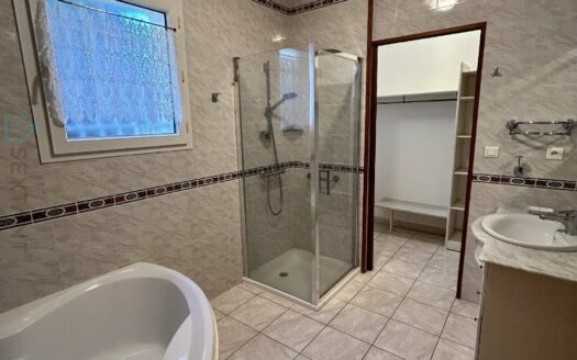Spacious villa located on a plot of 493m² – Bouzigues