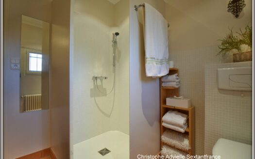 Superb contemporary bungalow on 1.3 ha of park, large swimming pool, high-end services, golf des vigiers 5 mins