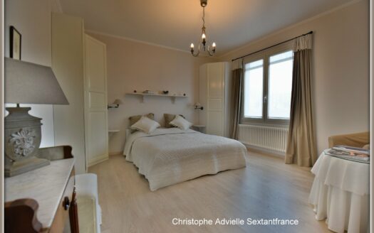 Superb contemporary bungalow on 1.3 ha of park, large swimming pool, high-end services, golf des vigiers 5 mins