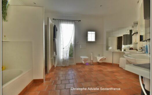 Superb contemporary bungalow on 1.3 ha of park, large swimming pool, high-end services, golf des vigiers 5 mins