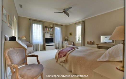 Superb contemporary bungalow on 1.3 ha of park, large swimming pool, high-end services, golf des vigiers 5 mins