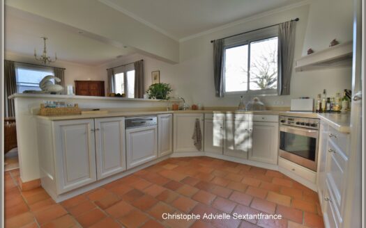 Superb contemporary bungalow on 1.3 ha of park, large swimming pool, high-end services, golf des vigiers 5 mins