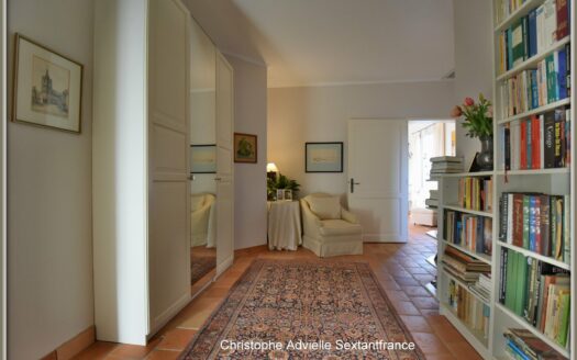 Superb contemporary bungalow on 1.3 ha of park, large swimming pool, high-end services, golf des vigiers 5 mins