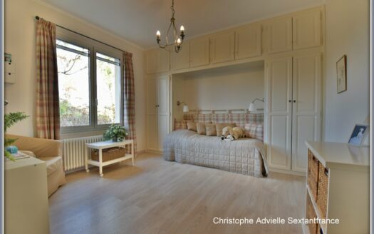 Superb contemporary bungalow on 1.3 ha of park, large swimming pool, high-end services, golf des vigiers 5 mins