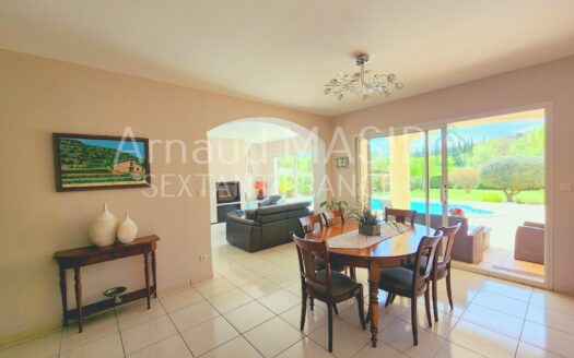 MAGNIFICIENT DETACHED 4-BED BUNGALOW with POOL & DOUBLE GARAGE on SIZEABLE PLOT
